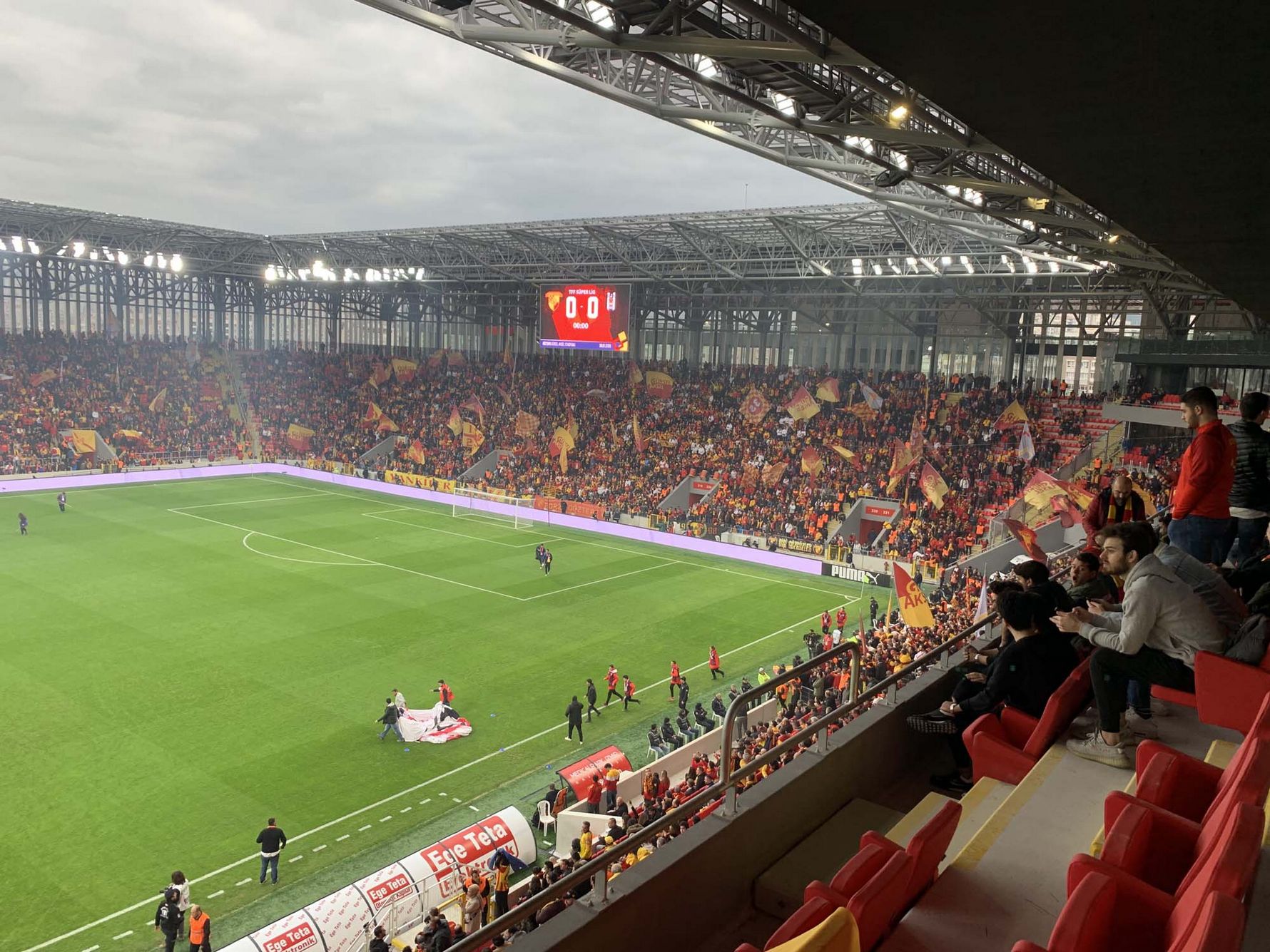 Gürsel Aksel Stadı: Göztepe Spor Kulübü'nün Yeni Evi Gürsel Aksel Stadı: Göztepe Spor Kulübü'nün Yeni Evi